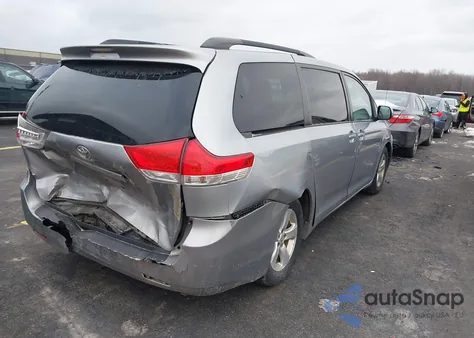 2014 Toyota Sienna Le V6 8 Passenger z USA, uszkodzony, nr VIN 5TDKK3DC1ES449006